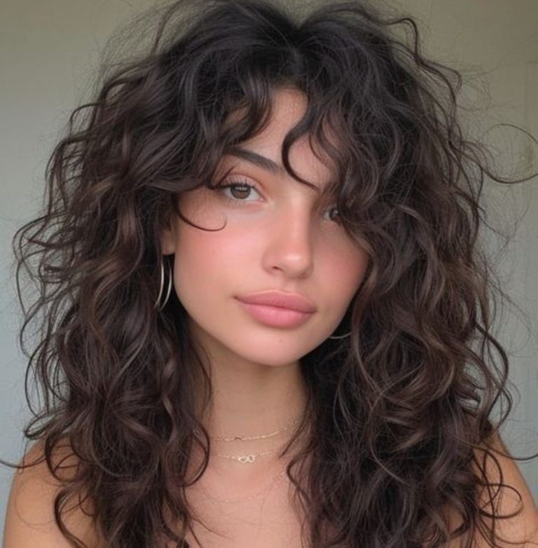 Shag σγουρά μαλλιά με φιλάρισμα