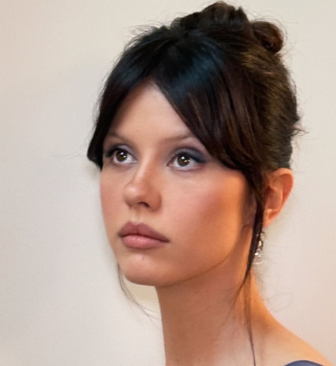 Mia Goth με soft goth makeup