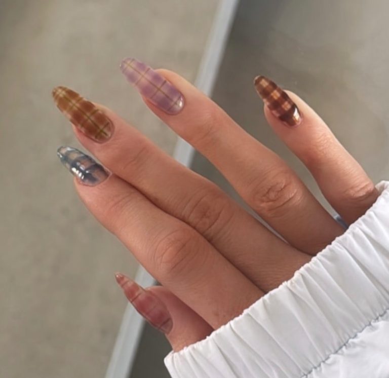 Καρό νύχια της Kylie Jenner