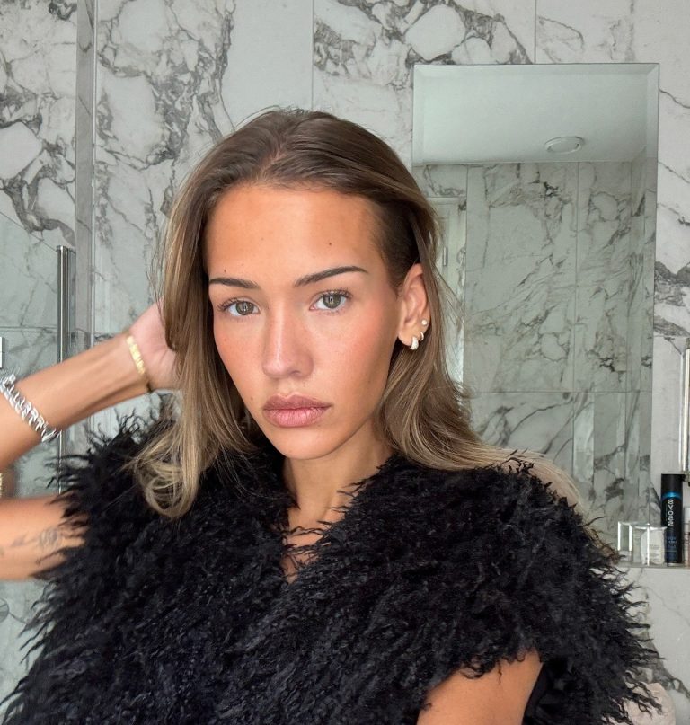 Κοπέλα ντυμένη και μακιγιαρισμένη πριν από μία έξοδο