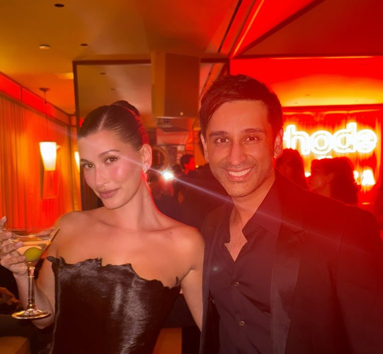 Η Hailey Bieber με τον δερματολόγο της