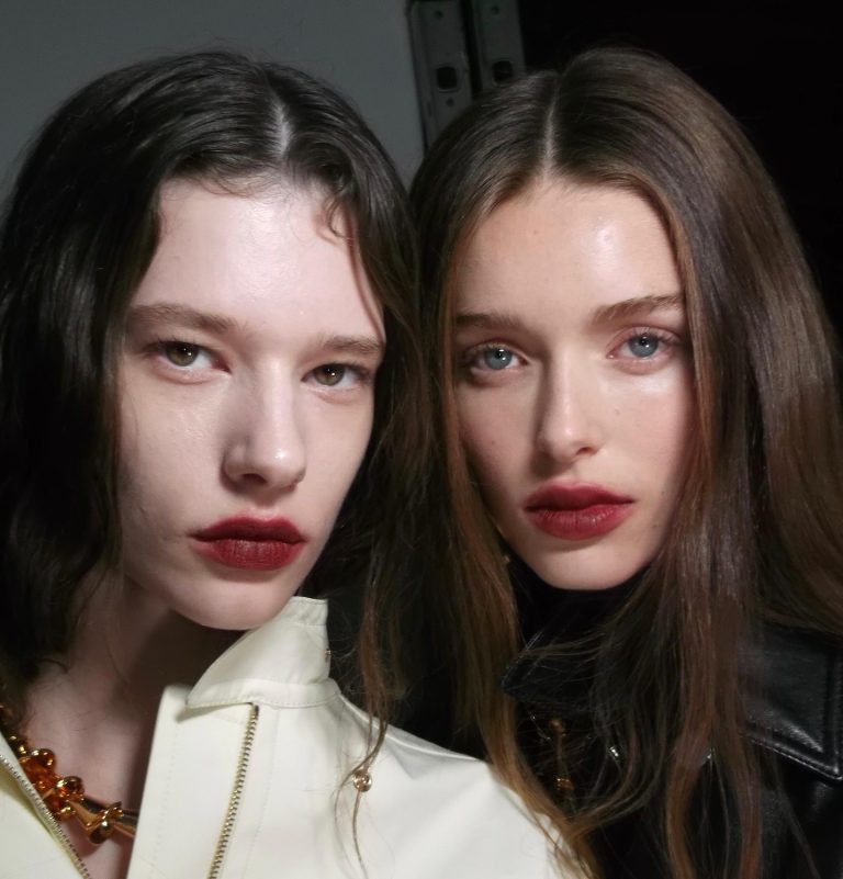 Μοντέλα από την πασαρέλα Sportmax S/S26 με θολά χείλη