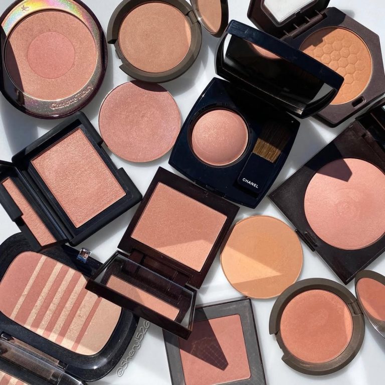 Ποικιλία ρουζ σε ουδέτερες αποχρώσεις