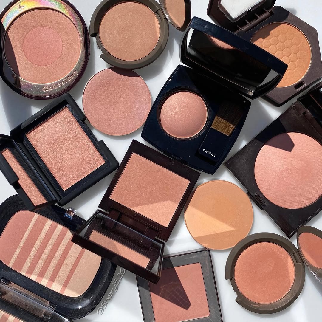 Ποικιλία ρουζ σε ουδέτερες αποχρώσεις