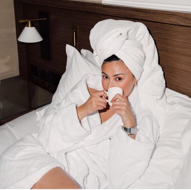 Κοπέλα μετά το ντους που φοράει πετσέτα