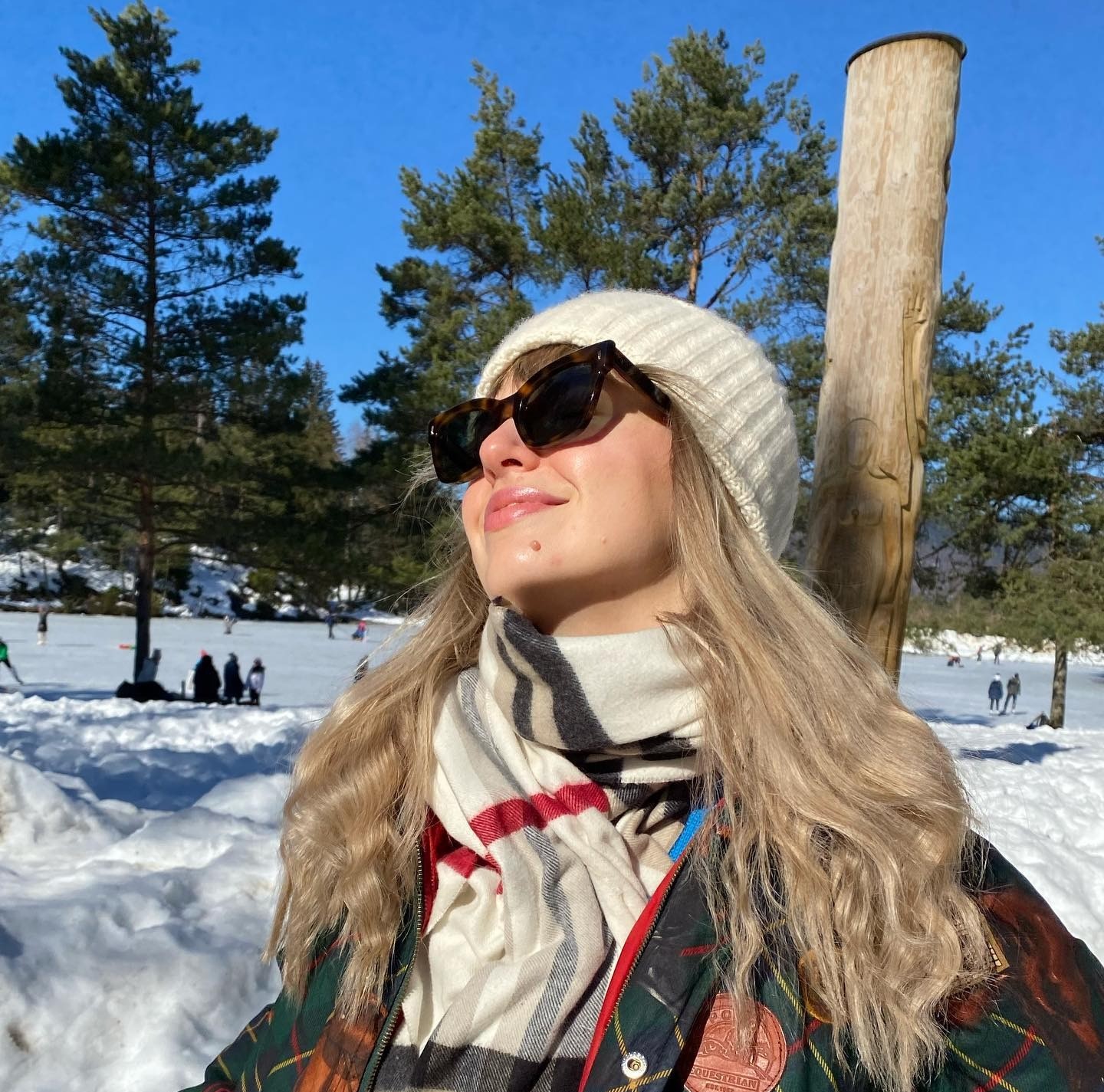 Κοπέλα στα χιόνια, κρύο στην επιδερμίδα