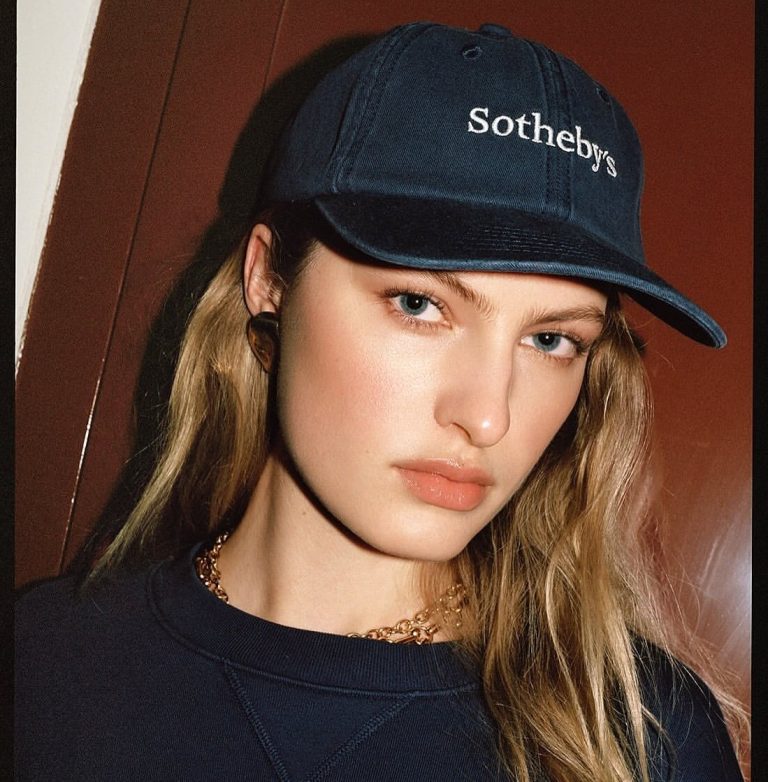 Μοντέλο με φρέσκια επιδερμίδα - τάση μακιγιάζ