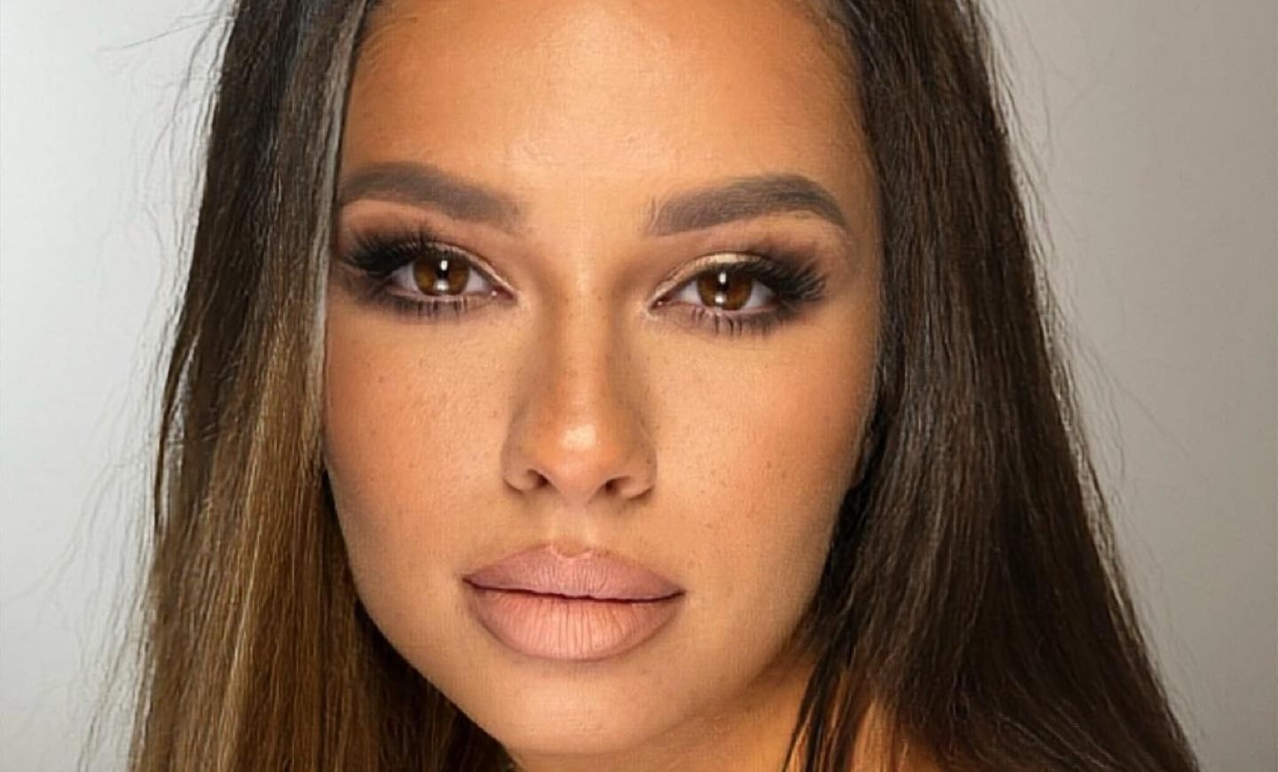 Μονοχρωματικό μακιγιάζ με καφέ μολύβι