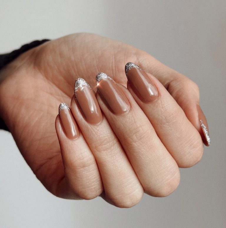 Micro-french μανικιούρ με γκλίτερ