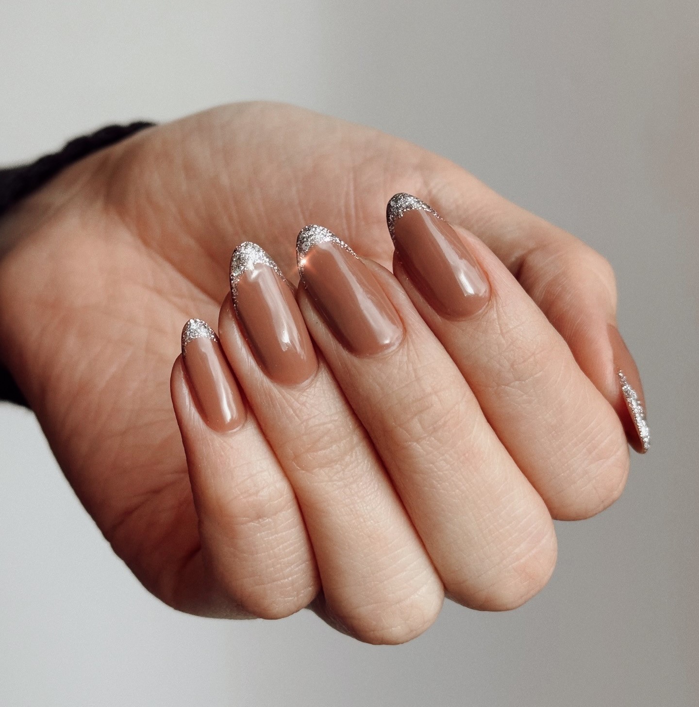 Micro-french μανικιούρ με γκλίτερ