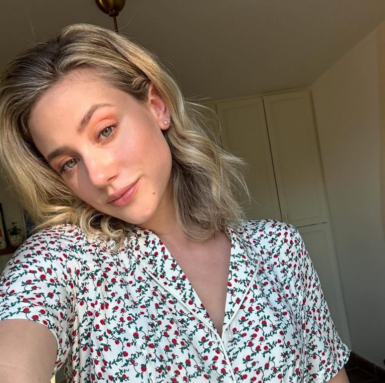 H Lili Reinhart με λιπαρή επιδερμίδα