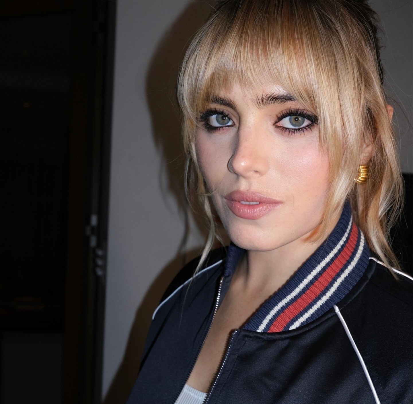 Μοντέλο με έντονα βαμμένα μάτια και μάσκαρα