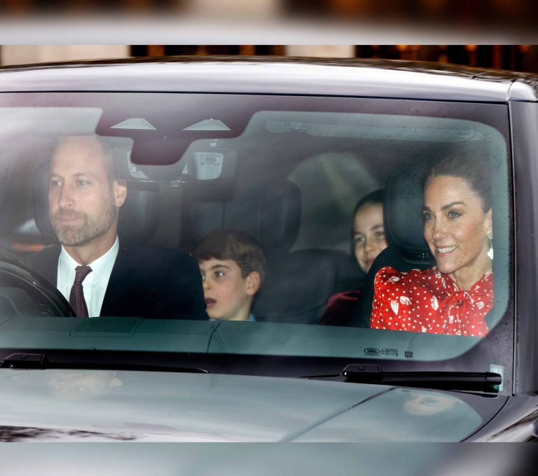 O πρίγκιπας William, και η πριγκίπισα της Ουαλίας με τα παιδιά τους στο αμάξι πηγαίνοντας στα Ανάκτορα του Μπάκιγχαμ στις 16 Δεκεμβρίου 2025, για να παρευρεθούν στο καθιερωμένο χριστουγεννιάτικο γεύμα με οικοδεσπότη τον βασιλιά Κάρολο ΙΙΙ.