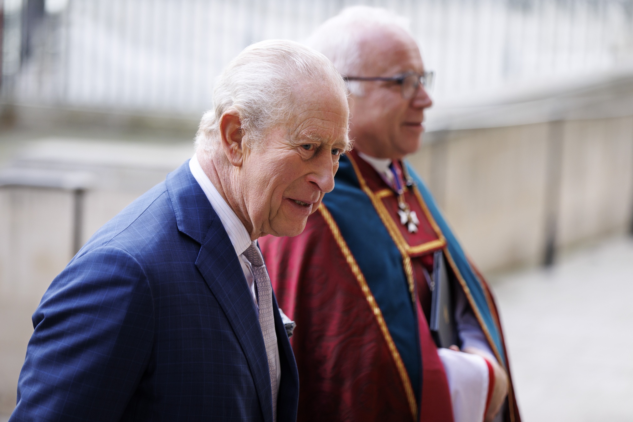 Ο βασιλιάς Κάρολος με τον κοσμήτορα του Ουέστμινστερ, αιδεσιμότατο δρ. David Hoyle, κατά την άφιξή του για να παραστεί σε λειτουργία του Advent στο Αββαείο του Ουέστμινστερ στο Λονδίνο, 10 Δεκεμβρίου 2025
