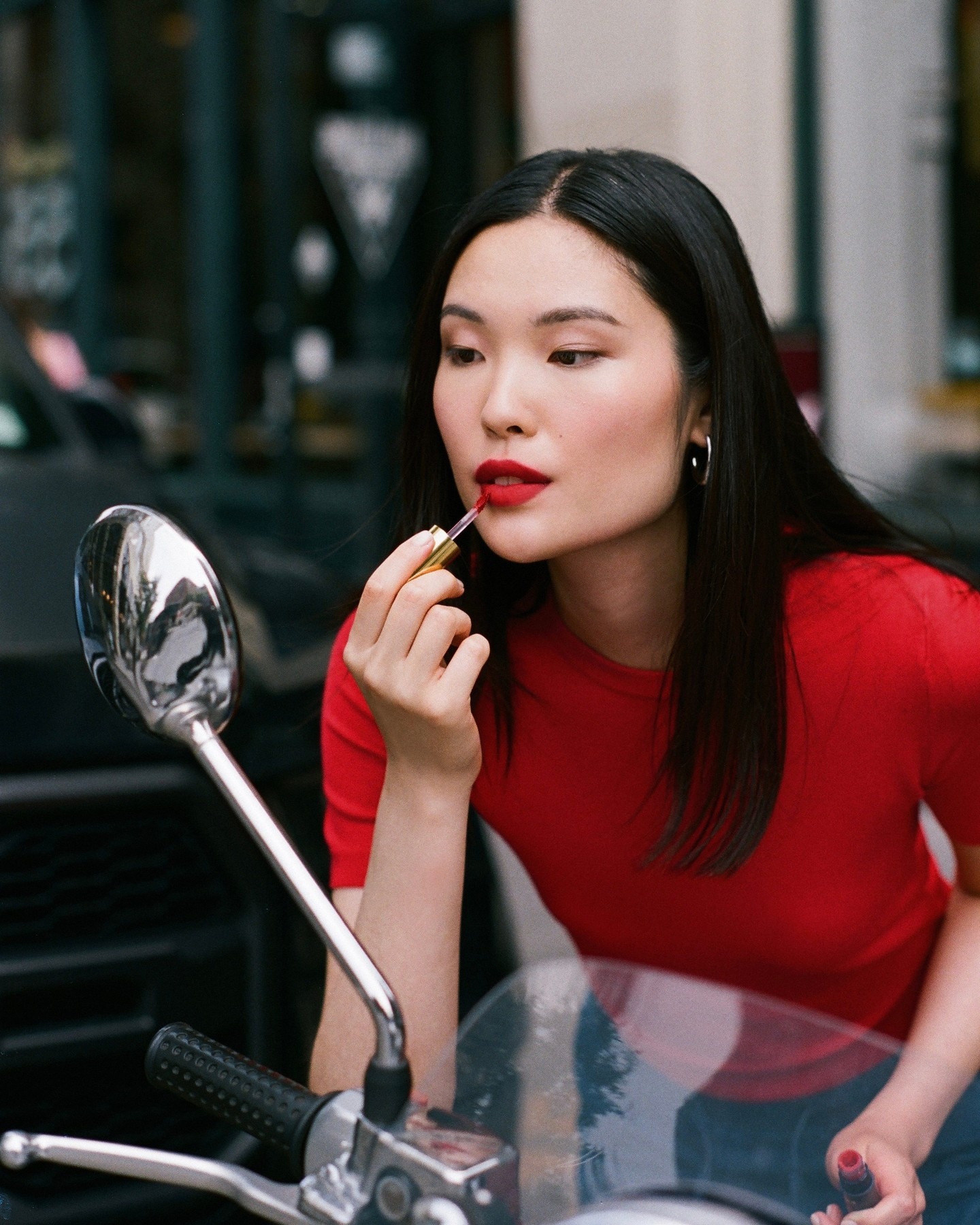 Στιλάτη κοπέλα με κόκκινο κραγιόν