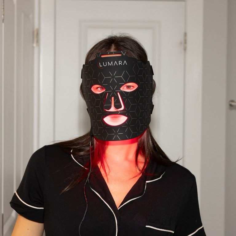 Κοπέλα που φοράει red light μάσκα