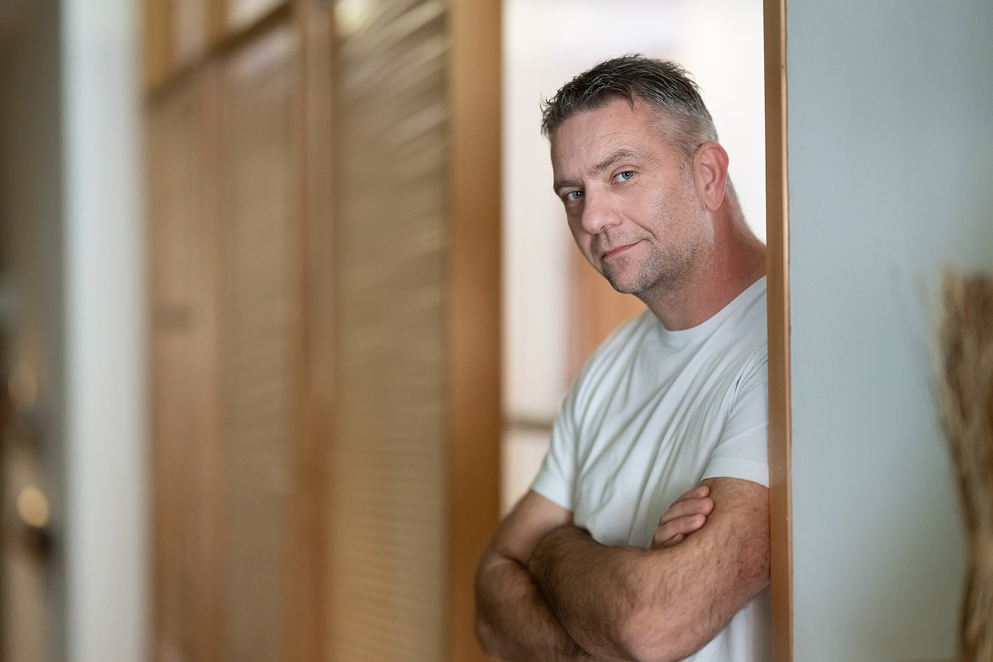 Άνδρας κοιτά με αυτοπεποίθηση