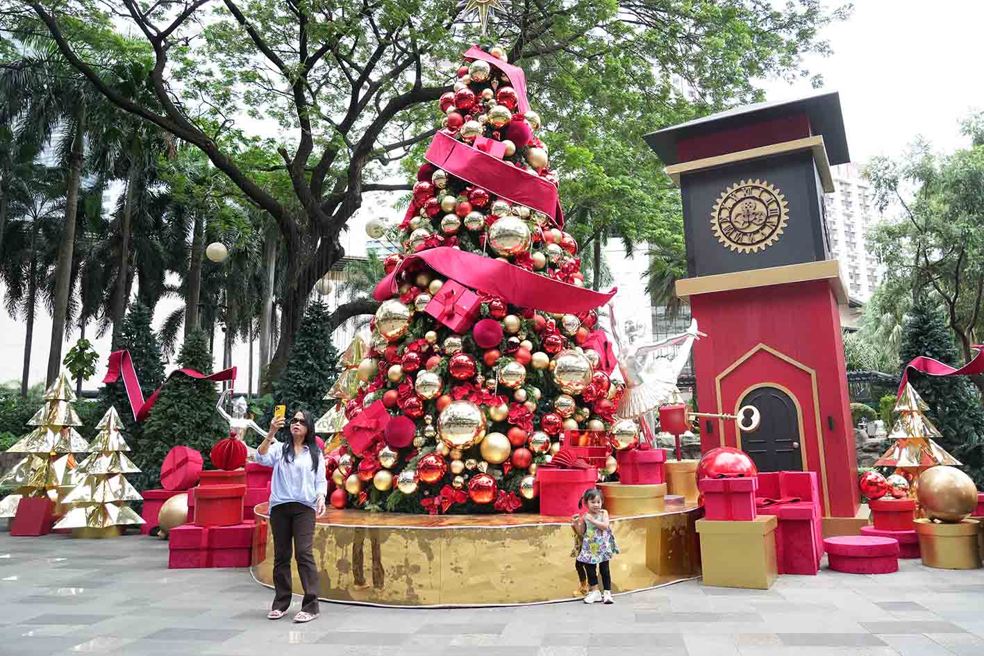 Γυναίκα παίρνει μία σέλφι μπροστά στο χριστουγεννιάτικο δέντρο στις 6 Δεκεμβρίου 2025 στη Μανίλα στις Φιλιππίνες. 