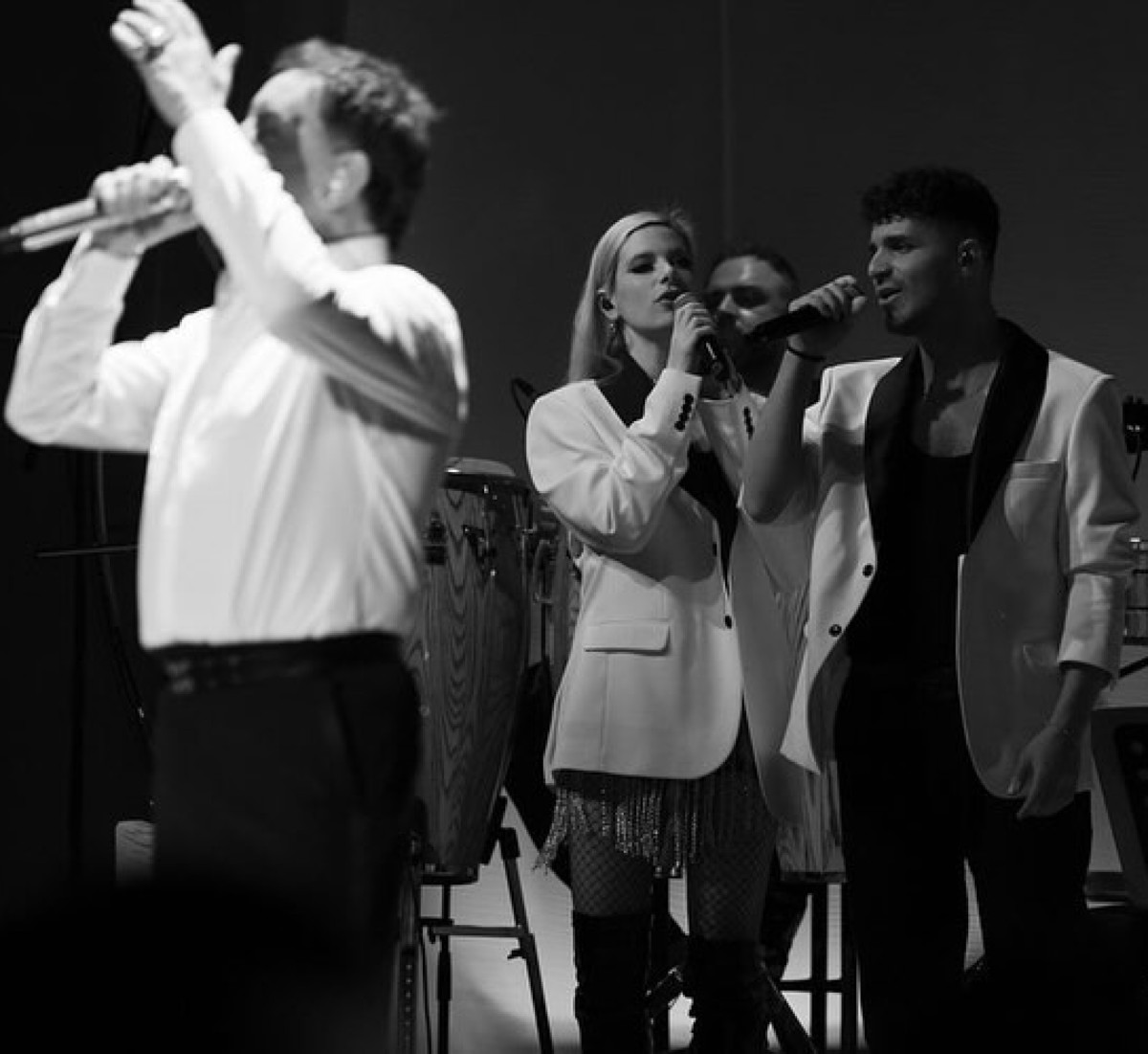 Φωτογραφίες του 22χρονου από τη σκηνή στο πλευρό του Μαζωνάκη