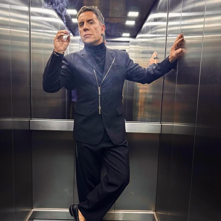 Ο Γιώργος Μαζωνάκης σε ασανσέρ