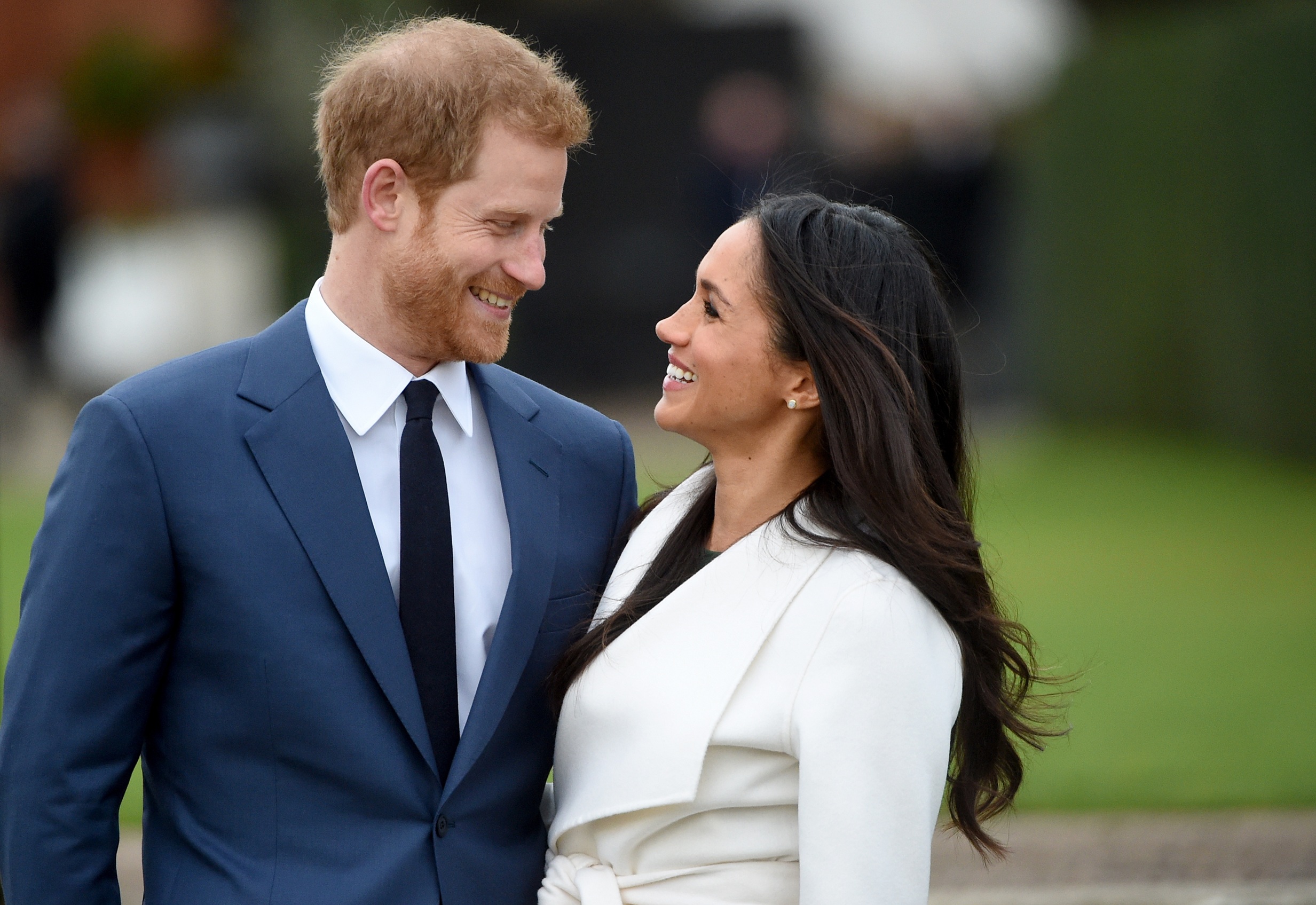 Ο πρίγκιπας Harry και η Meghan Markle στη διάρκεια του photocall μετά την ανακοίνωση του αρραβώνα τους στο Sunken Garden του Παλατιού του Κένσινγκτον, 27 Νοεμβρίου 2017