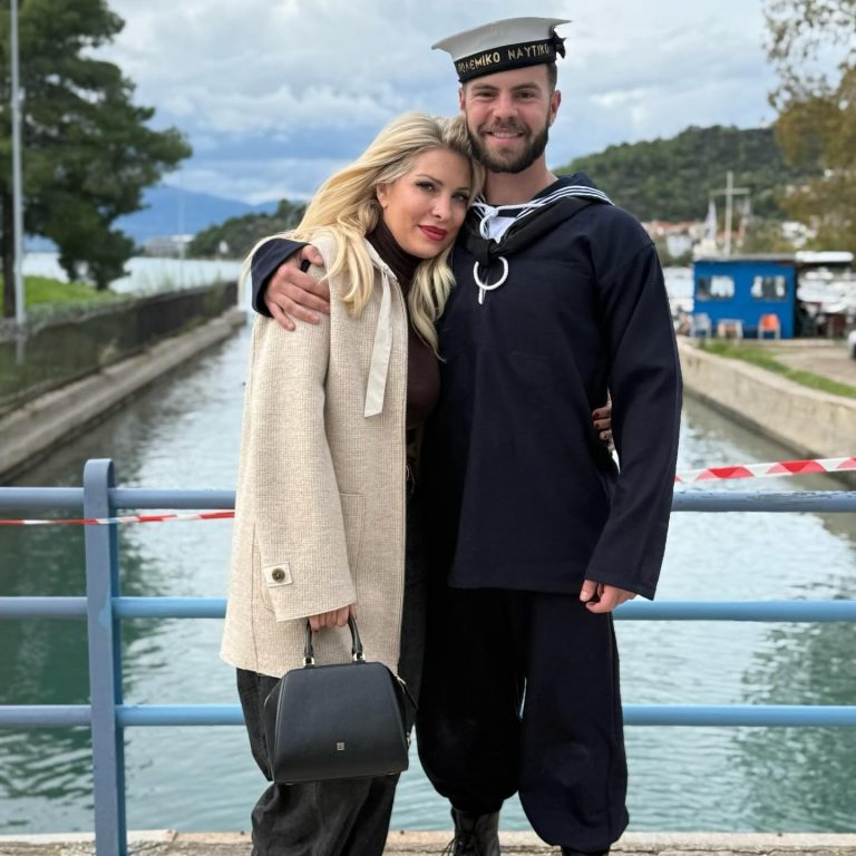 Η Ελένη Μενεγάκη με τον Άγγελο Λάτσιο στο Ναυτικό