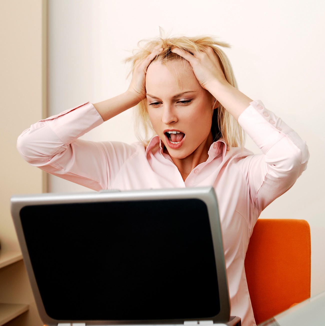 Γυναίκα απελπισμένη σε υπολογιστή