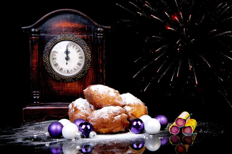 Μεσάνυχτα αλλαγή χρόνου - ΡΟλόι και γλυκά