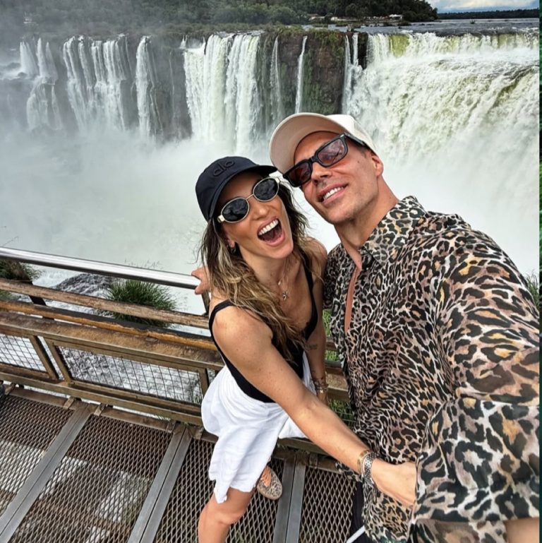 Αθηνά Οικονομάκου και Bruno Cerella στην Αργεντινή με φόντο τους καταρράκτες