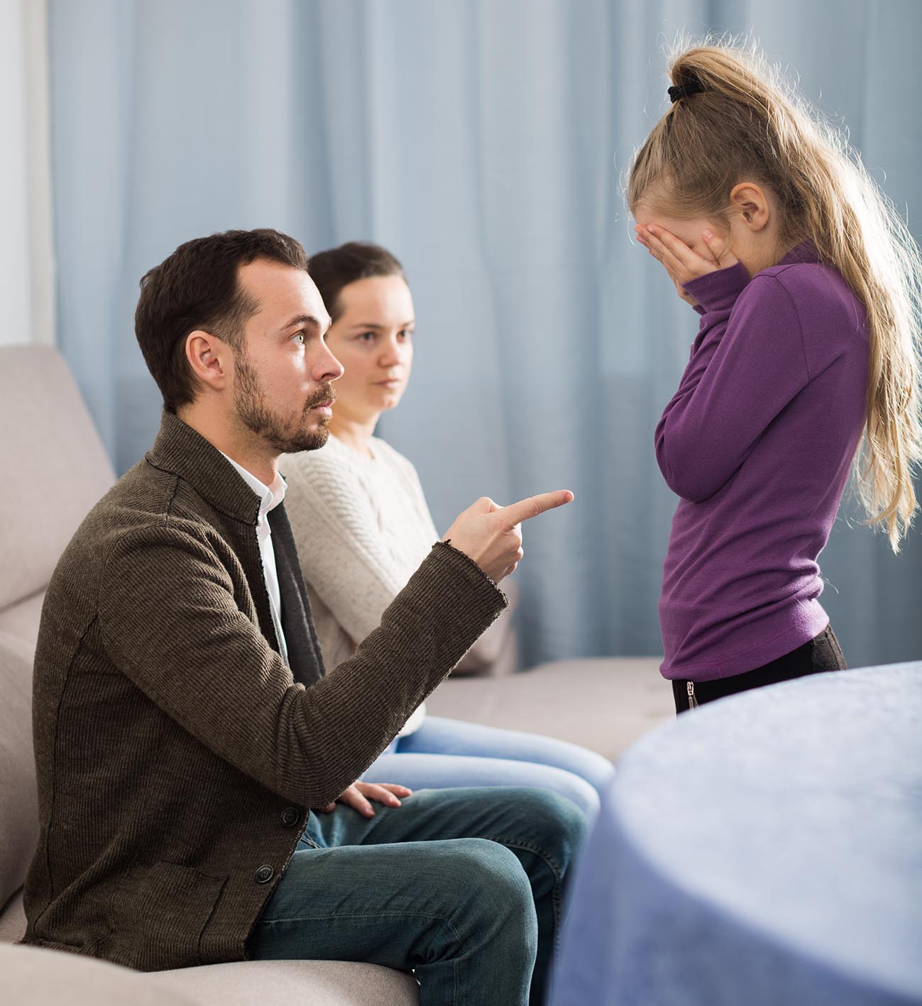 Γονείς κάνουν παρατήρηση στη μικρή τους κόρη