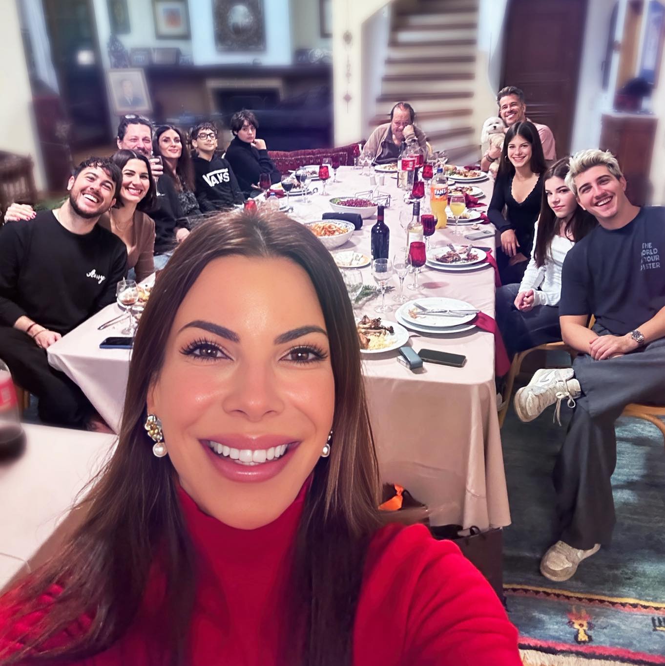 O Γιάννης Πάριος στο γιορτινό τραπέζι με τα παιδιά και τα εγγόνια του