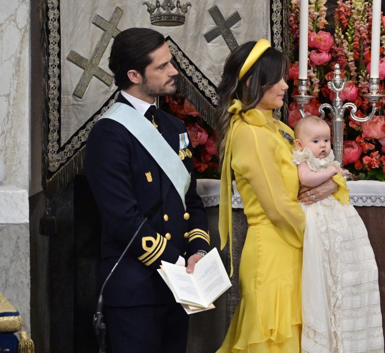 O πρίγκιπας Carl Philip και η πριγκίπισσα Sofia με την πριγκίπισσα Ines κατά τη βάπτισή της στο Παρεκκλήσι στο Παλάτι Drottningholm στη Στοκχόλμη, στις 13 Ιουνίου 2025
