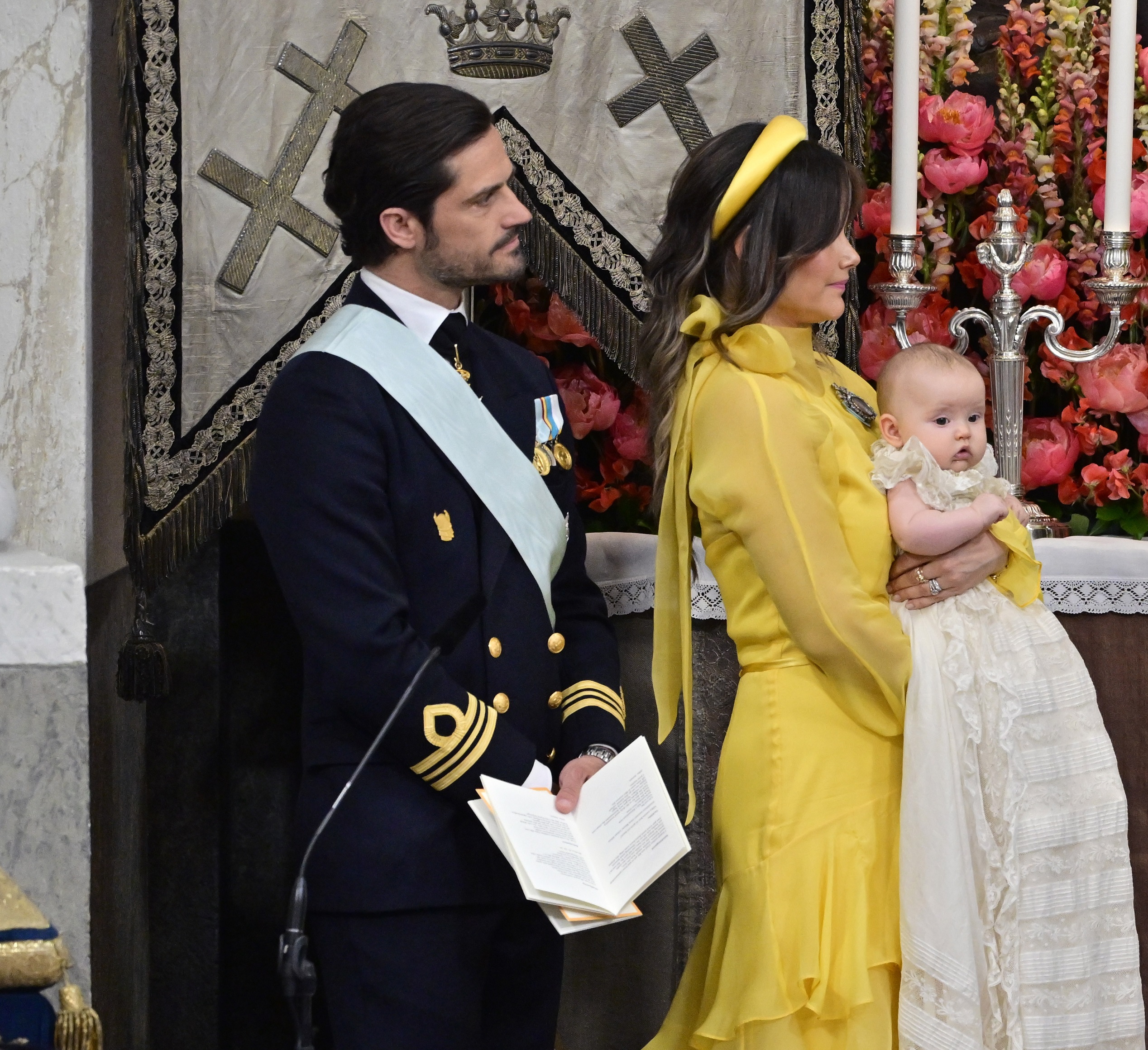 O πρίγκιπας Carl Philip και η πριγκίπισσα Sofia με την πριγκίπισσα Ines κατά τη βάπτισή της στο Παρεκκλήσι στο Παλάτι Drottningholm στη Στοκχόλμη, στις 13 Ιουνίου 2025