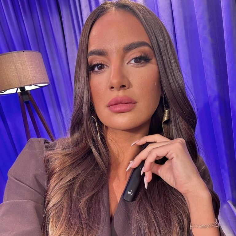 Η τραγουδίστρια Ρία Ελληνίδου