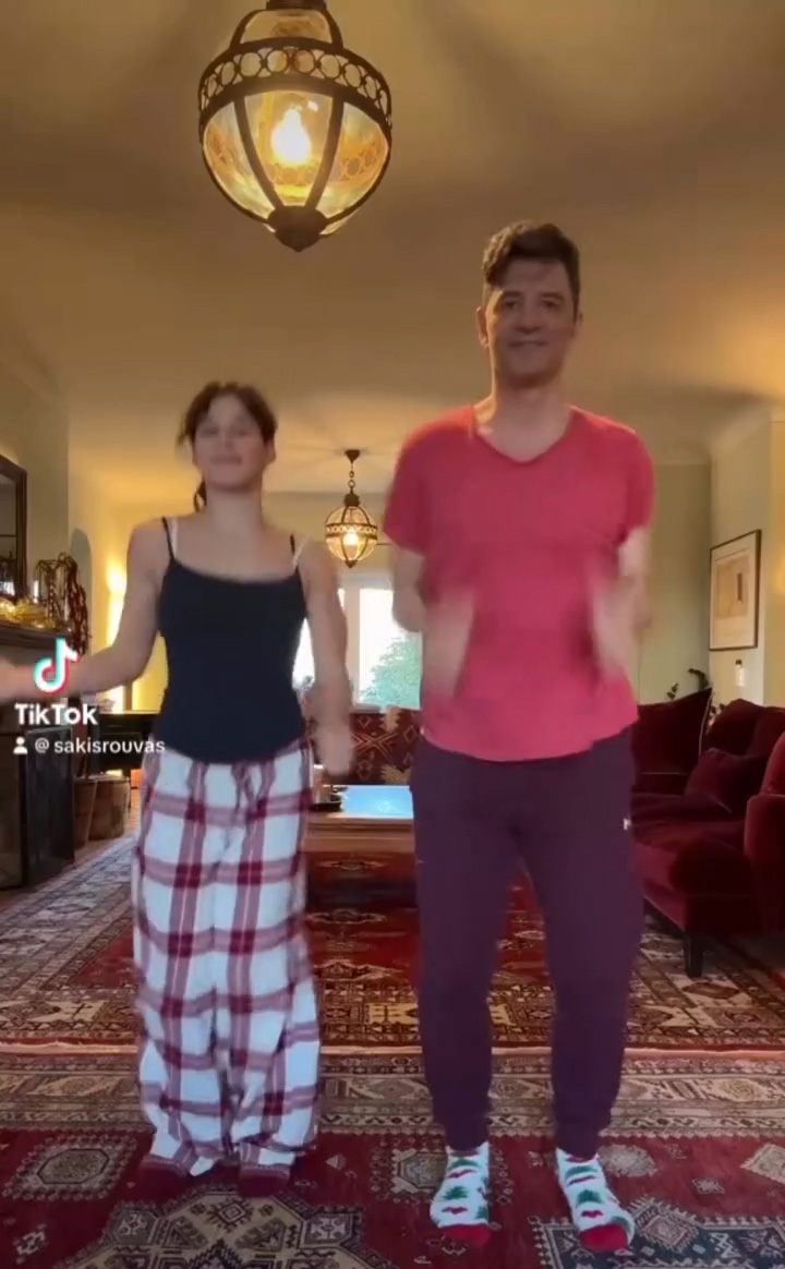 Ο Σάκης Ρουβάς και η μικρότερη κόρη του Αριάδνη.