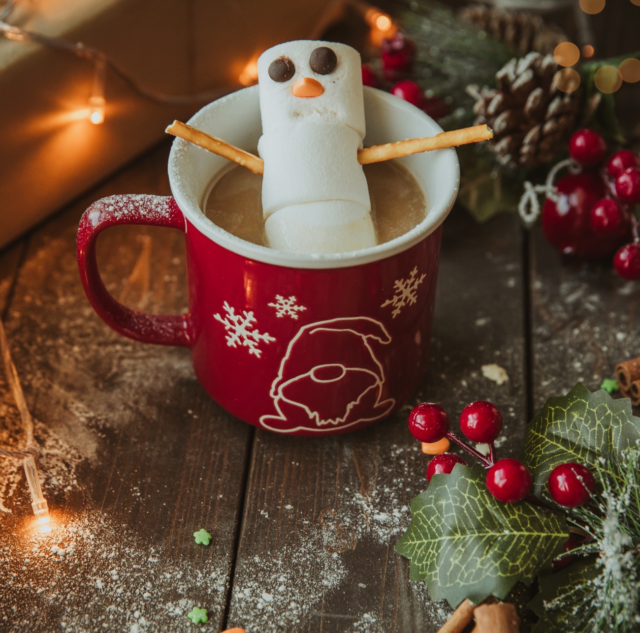 Καφές σε χριστουγεννιάτικη κούπα με ζαχαρωτά