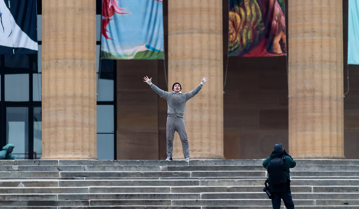 Ο ηθοποιός Άντονι Ιπολίτο ως Σιλβέστερ Σταλόνε εμφανίζεται να γυρίζει σκηνές στο πλατό της ταινίας "I Play Rocky" στο "The Rocky Steps" στο Μουσείο Τέχνης της Φιλαδέλφειας στις 19 Νοεμβρίου 2025 στη Φιλαδέλφεια.