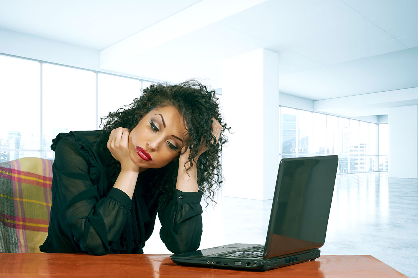 Kουρασμένη γυναίκα στο γραφείο