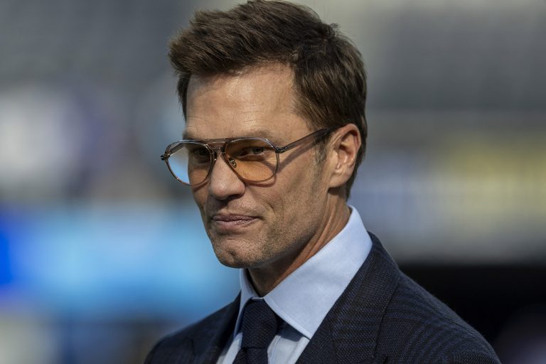 Ο σχολιαστής του Fox Sports και πρώην quarterback του NFL, Τom Brady, στο γήπεδο κατά τη διάρκεια της προθέρμανσης πριν από έναν αγώνα ποδοσφαίρου NFL μεταξύ των Detroit Lions και των Los Angeles Rams στο στάδιο SoFi, στις 14 Δεκεμβρίου 2025, στο Ίνγκλγουντ της Καλιφόρνια.