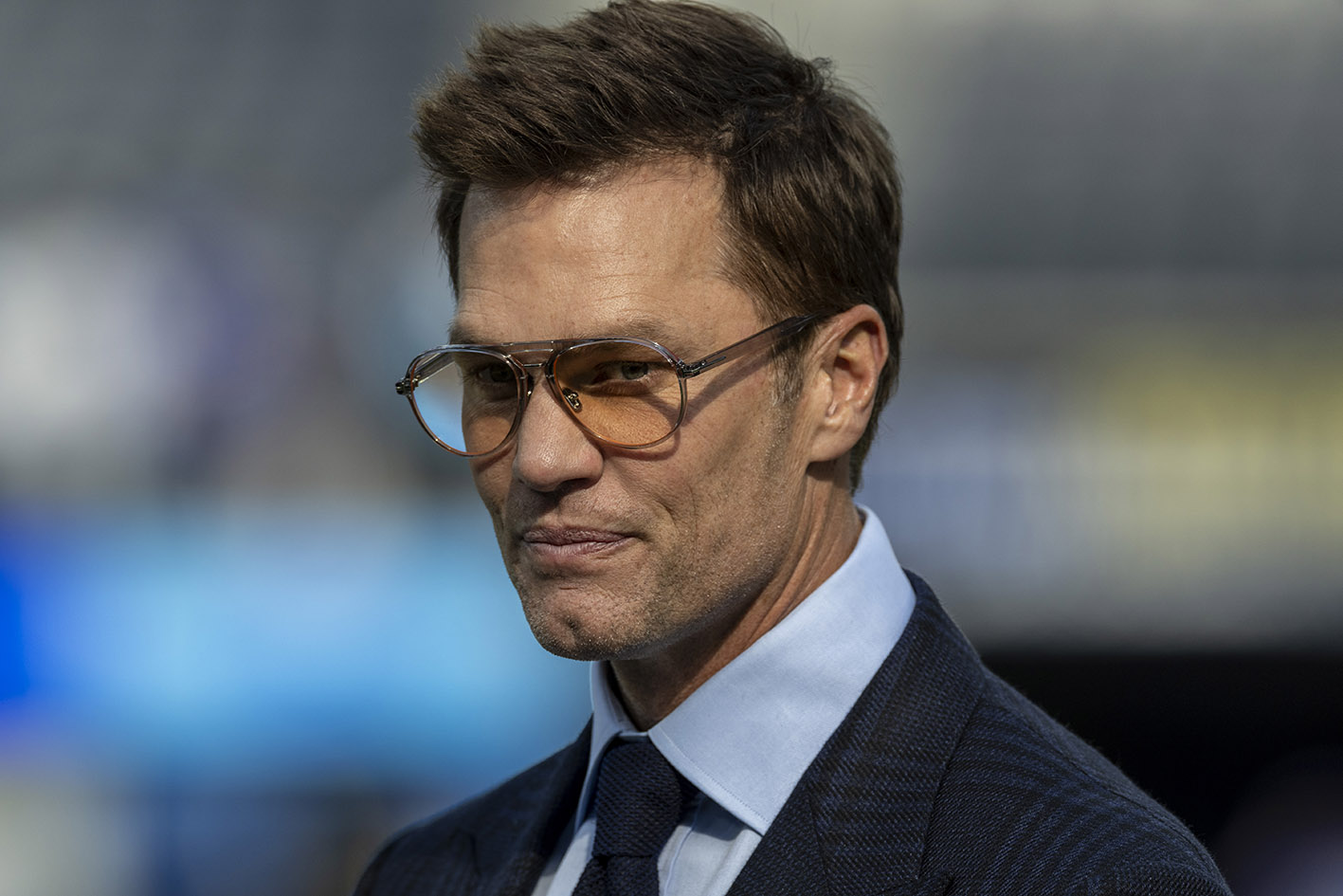 Ο σχολιαστής του Fox Sports και πρώην quarterback του NFL, Τom Brady, στο γήπεδο κατά τη διάρκεια της προθέρμανσης πριν από έναν αγώνα ποδοσφαίρου NFL μεταξύ των Detroit Lions και των Los Angeles Rams στο στάδιο SoFi, στις 14 Δεκεμβρίου 2025, στο Ίνγκλγουντ της Καλιφόρνια.