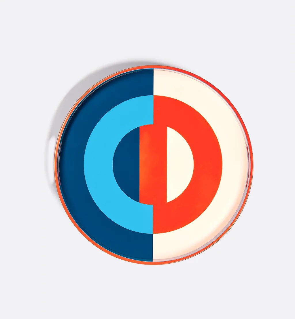 Μεγάλος δίσκος σερβιρίσματος κατασκευασμένος από λακαρισμένο ξύλο με έντονες μπλε και κόκκινες αποχρώσεις.