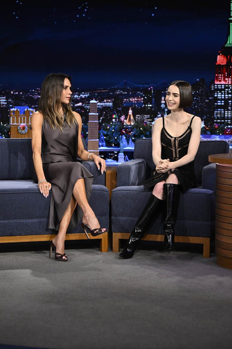 H Victoria Beckham και η ηθοποιός Lily Collins στις 9 Δεκεμβρίου στο The Tonight Show Starring Jimmy Fallon.