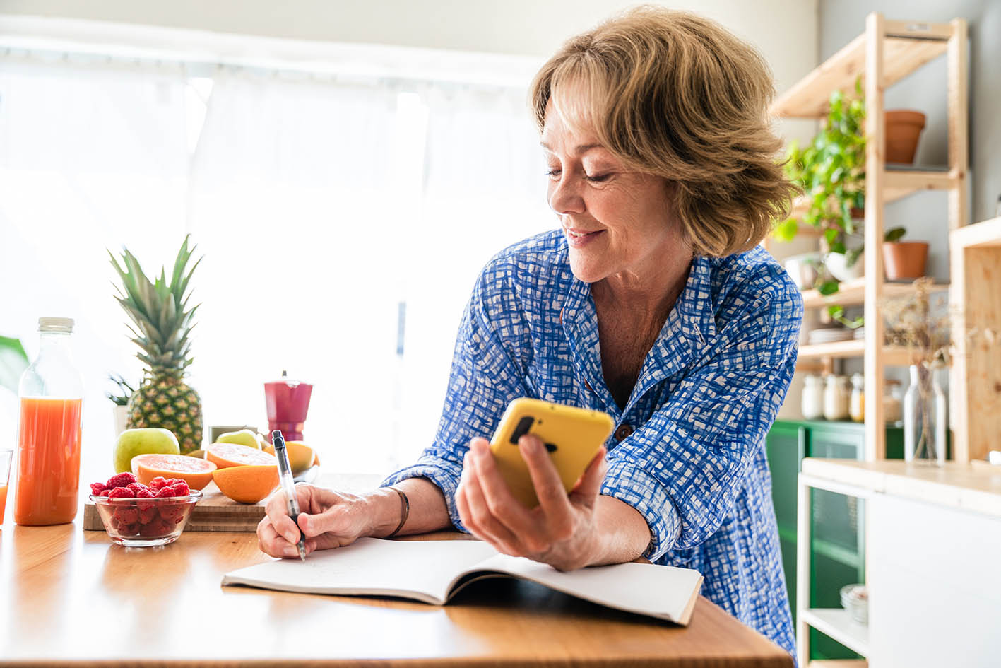 Όμορφη ώριμη ηλικιωμένη γυναίκα στο σπίτι ελέγχει τη λίστα της