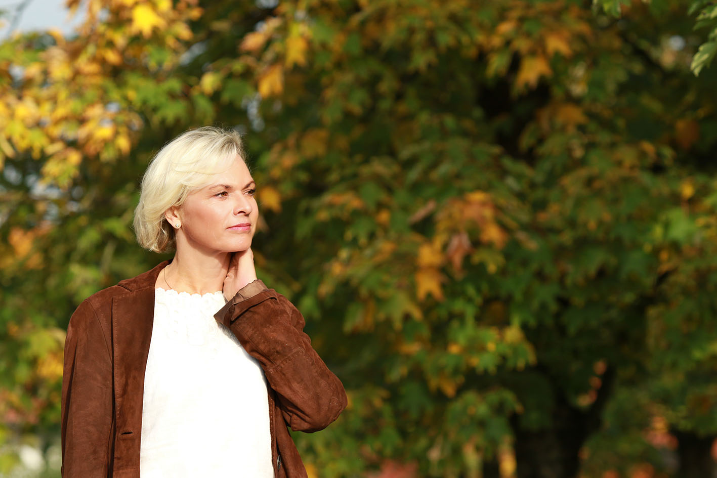 Γυναίκα στη φύση το φθινόπωρο