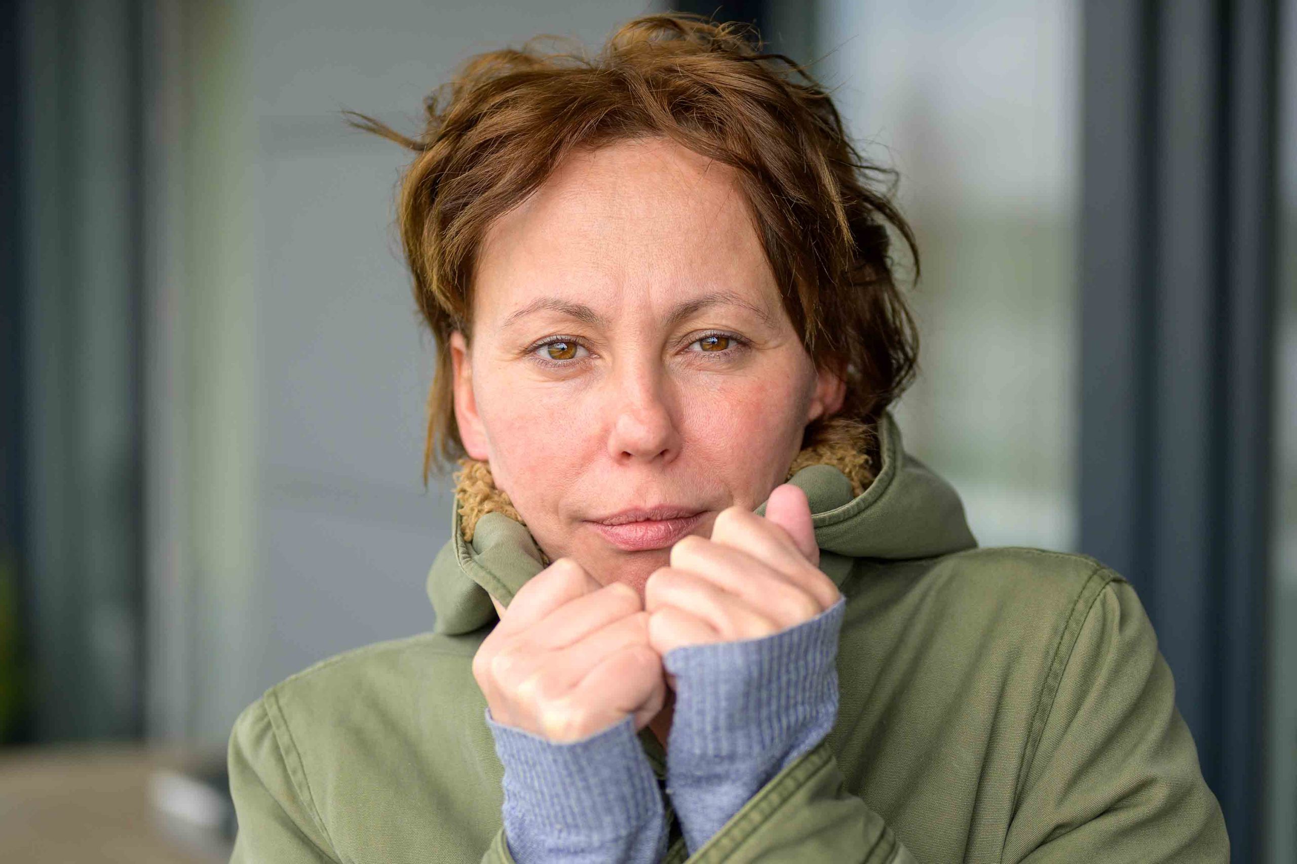 Γυναίκα αισθάνεται πολύ κρύο. Παγώνει και τρέμει από το κρύο