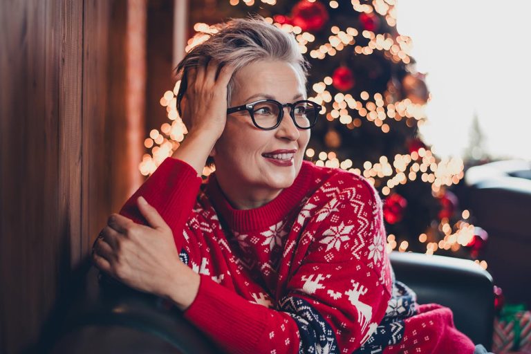 Γυναίκα μπροστά στο δέντρο