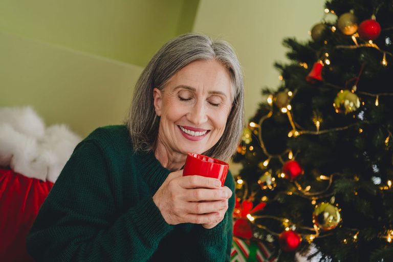Γυναίκα μπροστά στο δέντρο