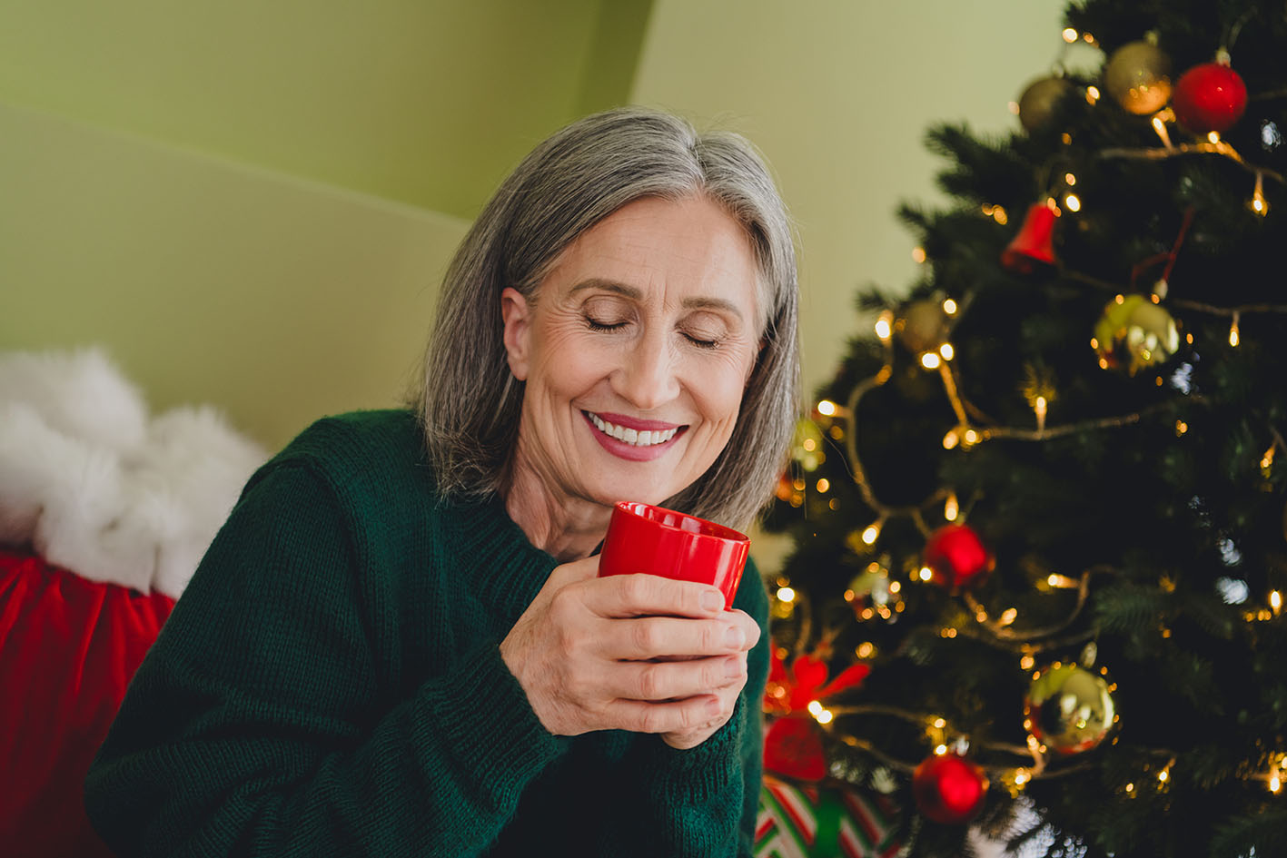 Γυναίκα μπροστά στο δέντρο