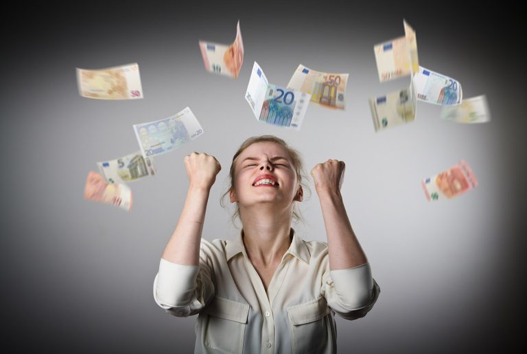 Γυναίκα χαρούμενη με ιπτάμενα ευρώ γύρω της