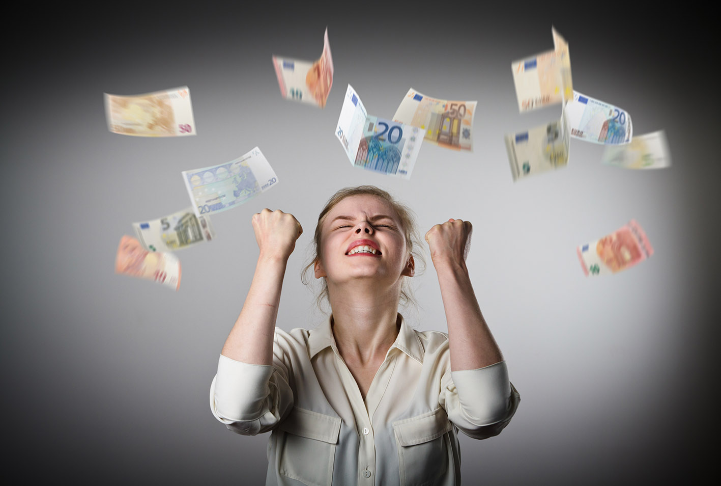 Γυναίκα χαρούμενη με ιπτάμενα ευρώ γύρω της